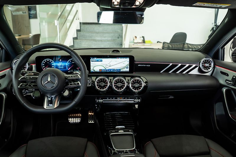 Mercedes-Benz Třídy A (2026) A 35 AMG 4M/AERO/PANO/LED/TOP - fotka 14 z 22