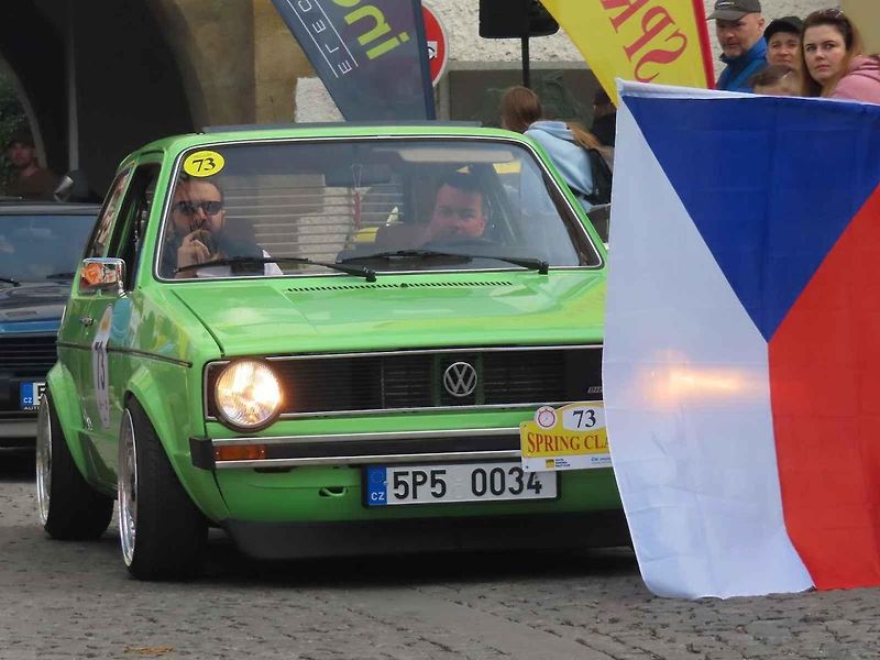 Michal a Jonáš Pavlíčkovi na startu. Rallye Spring Classic startovalo v sobotu 12. dubna dopoledne z jihočeského Tábora. Na trasu 231 kilometrů vyrazilo 100 posádek.