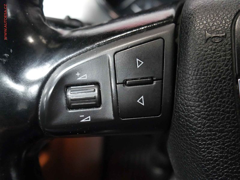 Škoda Superb (2011) 2.0 TDi, 1.maj, DSG, navi - fotka 12 z 23