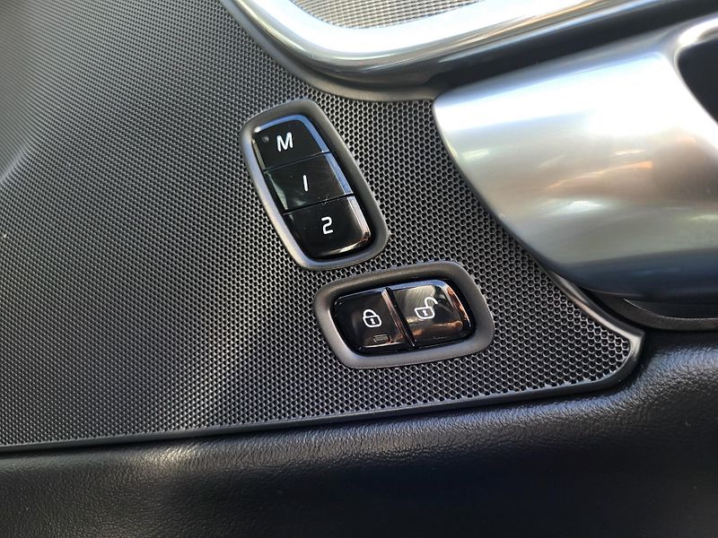 Volvo V90 D4 Drive-E INSCTRIPTION autom. - fotka 26 z 45