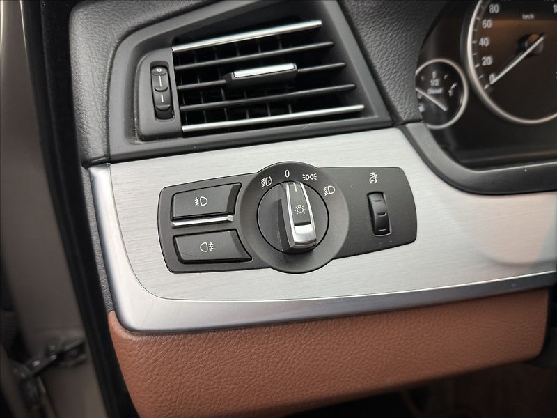 BMW Řada 5 3,0 30d 4X4 DPH LED KŮŽE TAŽNÉ - fotka 8 z 38