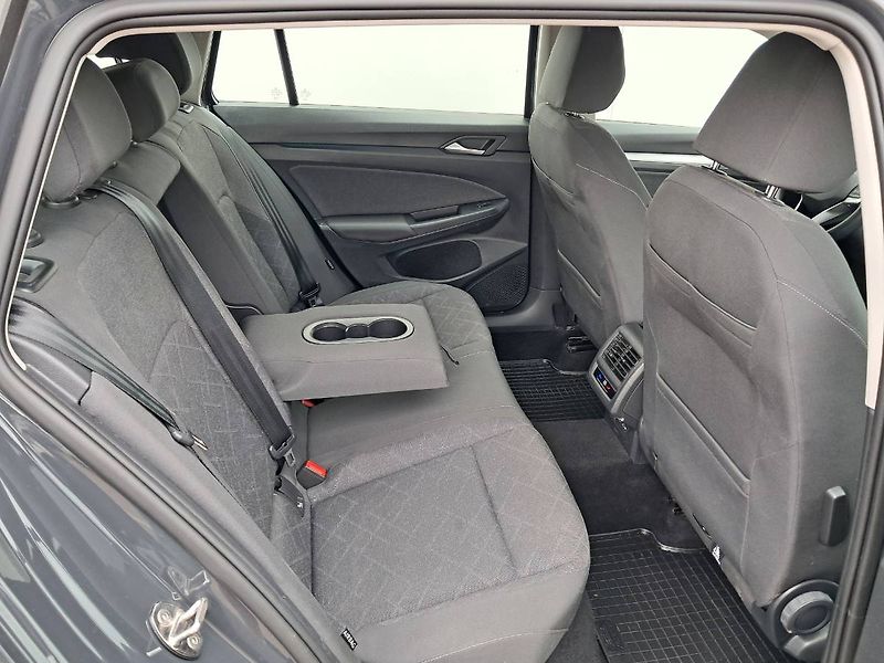 Volkswagen Golf Variant (2023) LIFE 1.0 TSI / 81 kW M6 - fotka 21 z 26