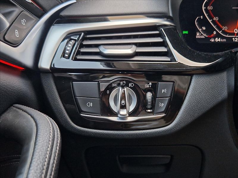 BMW Řada 5 3,0 530d TOURING KOMPLETVÝBAVA - fotka 44 z 46