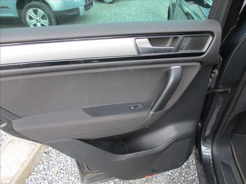 Volkswagen Touareg 3,0 TDI, DSG,servis,el.tažné - fotka 10 z 30