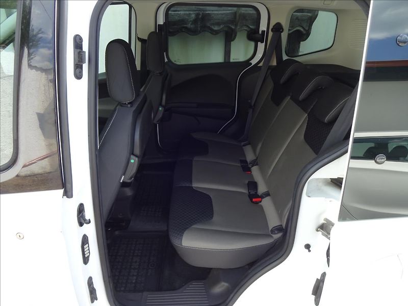 Ford Tourneo Courier 1.5 TDCI - fotka 19 z 44