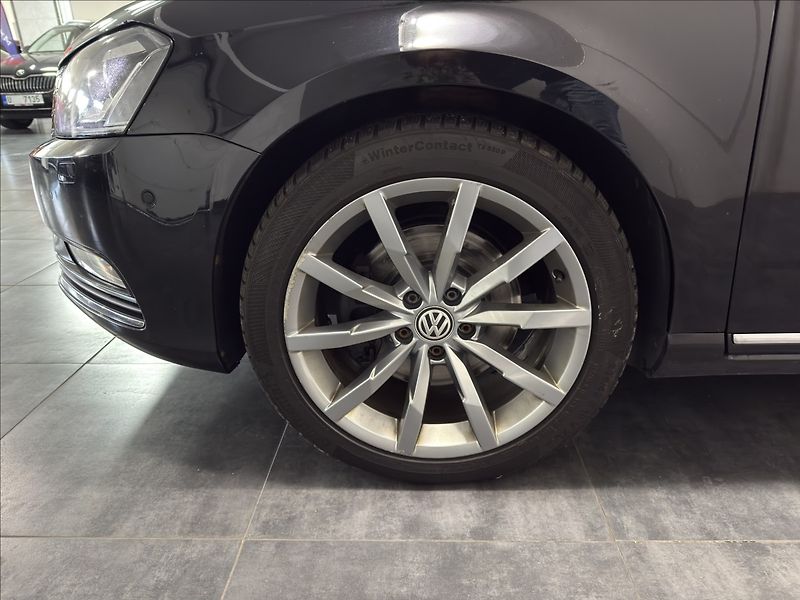 Volkswagen Passat 2,0   TDI DSG 4X4 HIGHLINE ACC - fotka 33 z 37
