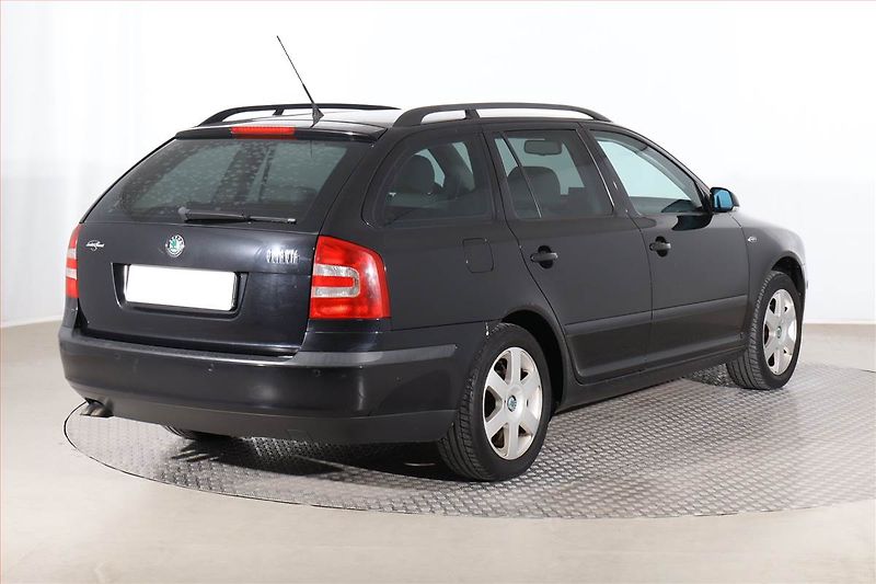 Škoda Octavia (2008) Laurin&Klement 2.0 TDI - fotka 5 z 24