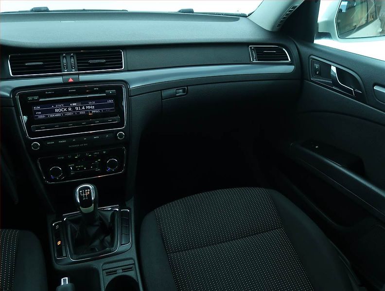 Škoda Superb (2011) 1.6 TDI, Serv.kniha - fotka 8 z 14