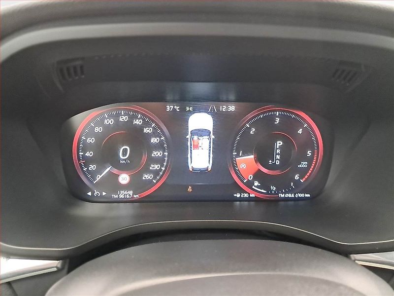 Volvo XC60 (2018) R-Design D4 AWD - fotka 11 z 18