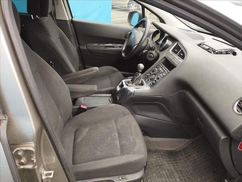 Peugeot 5008 1,6 Hdi - fotka 8 z 13