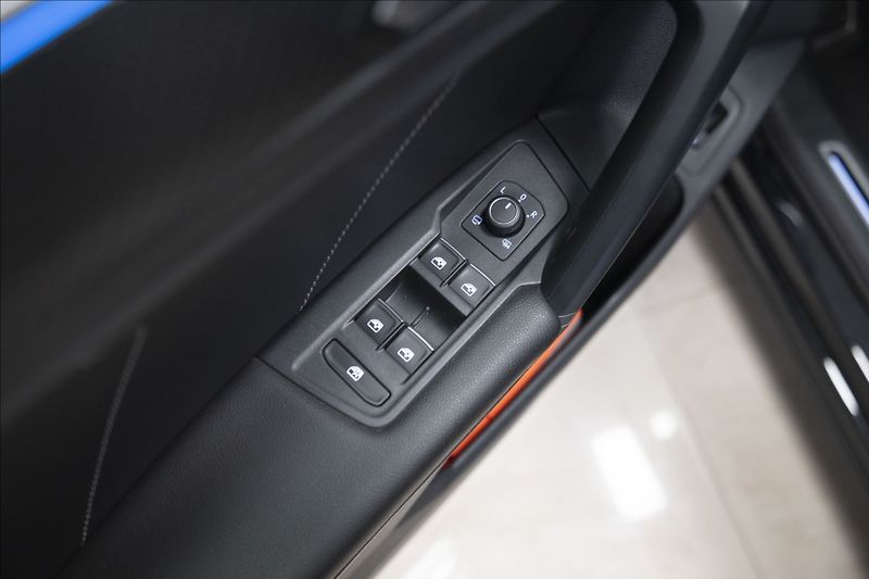 Volkswagen Tiguan 1,4 TSI DSG eHYBRID R-LINE ČR - fotka 18 z 46