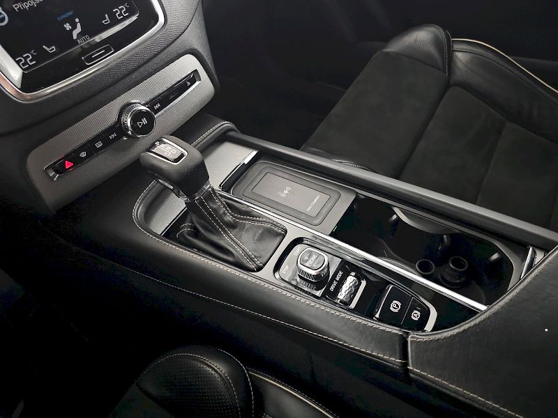 Volvo XC90 (2016) 2.0D 5D 173kW R-desing - fotka 18 z 27