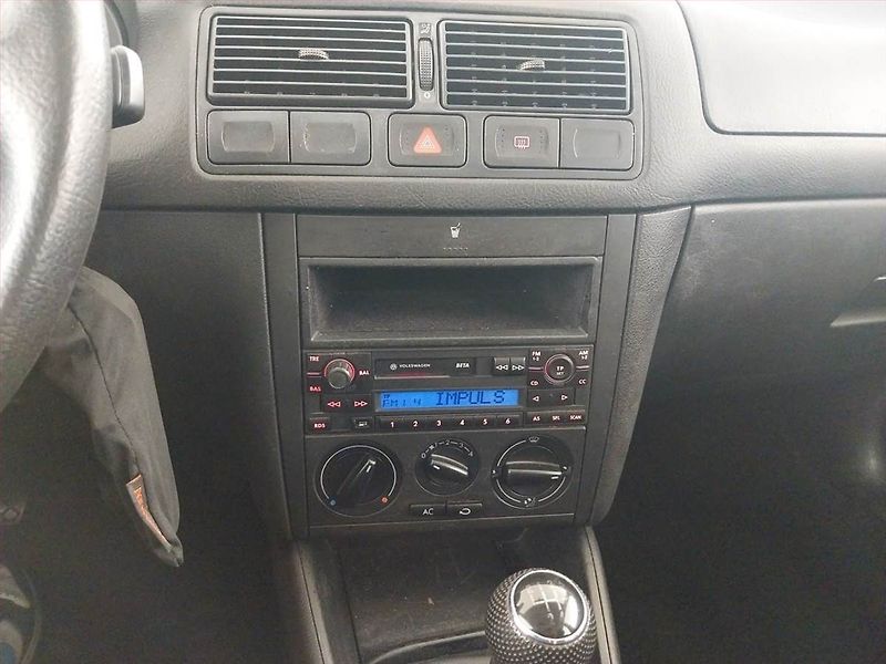 Volkswagen Golf (2000) 1.6 16V, Klima, pěkný stav - fotka 12 z 15