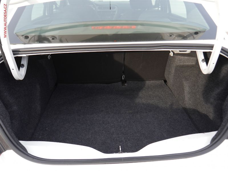 Peugeot 301 (2015) 1.6 VTi, ČR, Allure, park - fotka 7 z 13