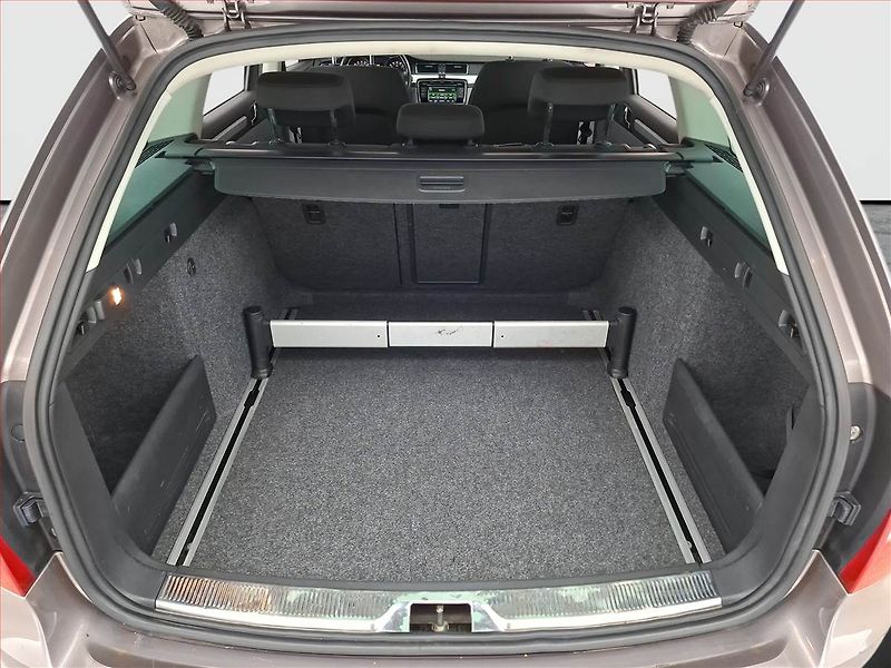 Škoda Superb (2012) 2.0 TDI, Xenony, Tempomat - fotka 13 z 15