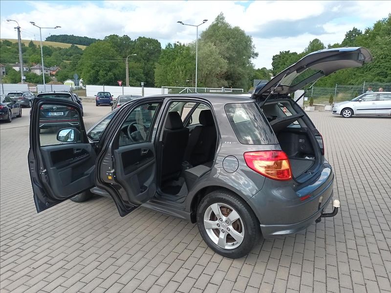 Suzuki SX4 1,6 REZERVACE - fotka 14 z 47