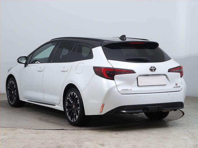 Toyota Corolla (2024) 1.8 Hybrid - fotka 4 z 15