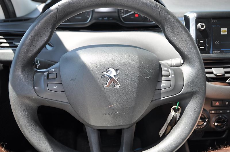 Peugeot 208 1.2i 60kW - fotka 10 z 12