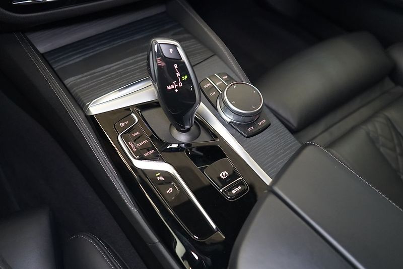BMW Řada 5 M550i xDrive, Nezávislé, Laser - fotka 42 z 50