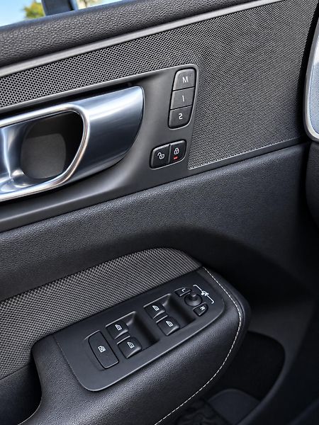 Volvo XC60 (2021) Mild-hybrid 220kW - fotka 16 z 30