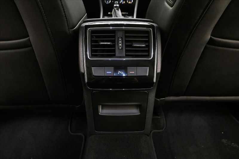 Škoda Superb 2,0 TDI 110 KW DSG STYLE Záruk - fotka 22 z 33