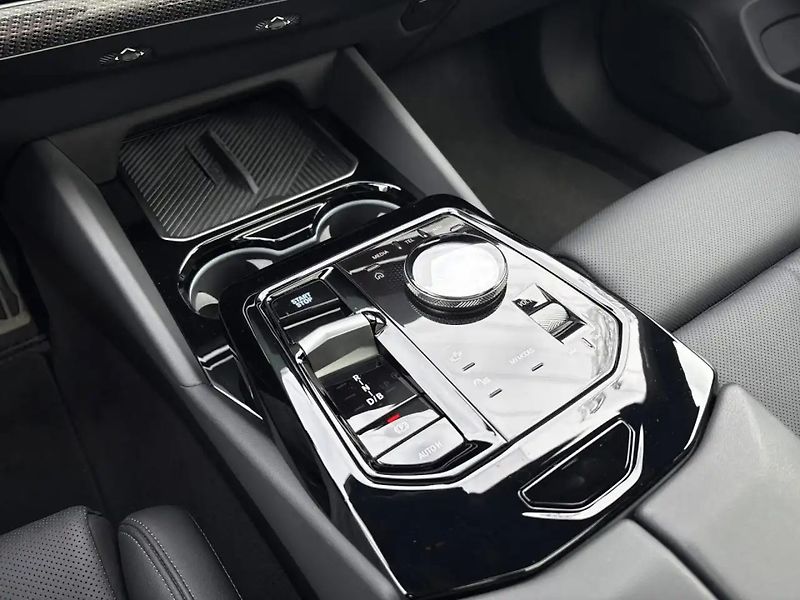 BMW i5 M60 xDrive M-Sport Pro B&W Pan - fotka 10 z 10
