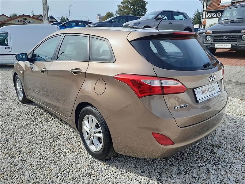 Hyundai i30 1,4i16V 73kW - fotka 5 z 48
