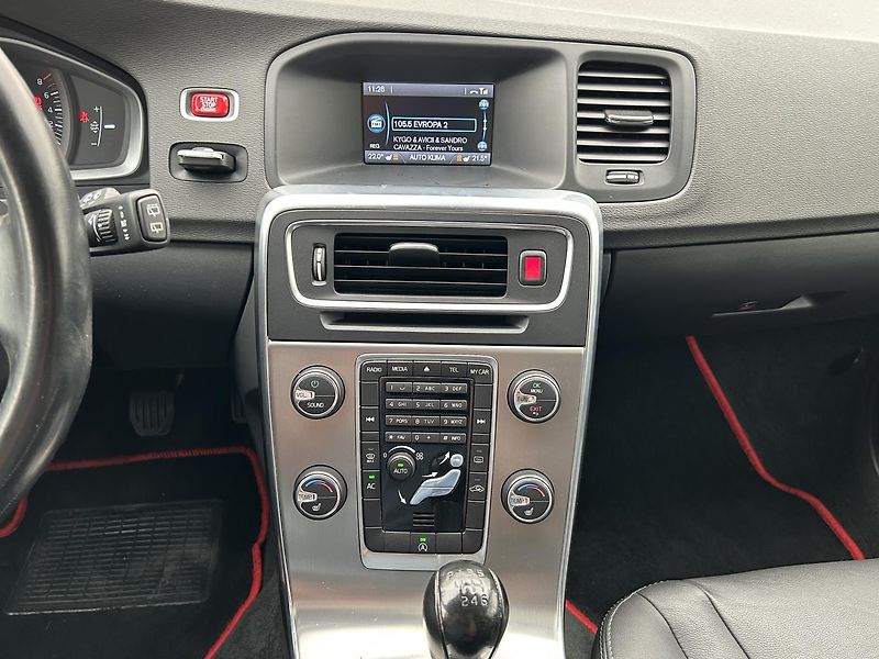 Volvo V60 1.6 T4 Summum - fotka 17 z 26