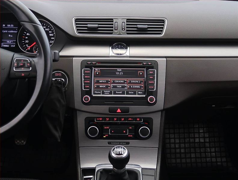 Volkswagen Passat (2011) 1.6 TDI, Navi, Tempomat - fotka 12 z 22