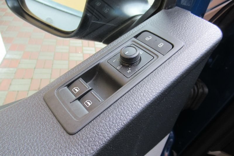 Volkswagen Transporter T6 2.0 TDI KLIMA 9 MÍST - fotka 22 z 31
