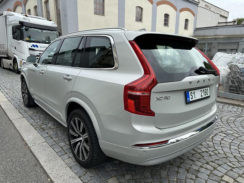 Volvo XC90 T8 plug-in hybrid Recharge - fotka 12 z 32