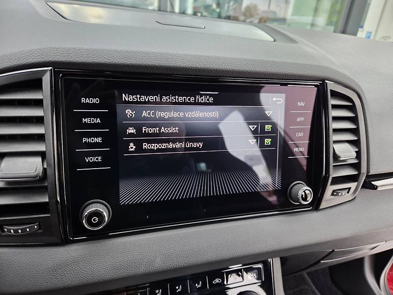 Škoda Karoq Sportline 1.5 TSI DSG tažné - fotka 28 z 45