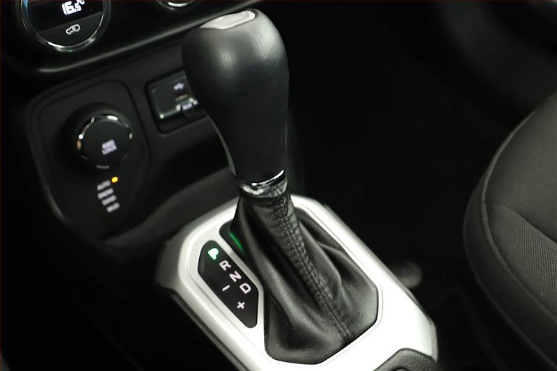 Jeep Renegade (2015) 1.4 MultiAir, 4X4, Automat - fotka 11 z 15