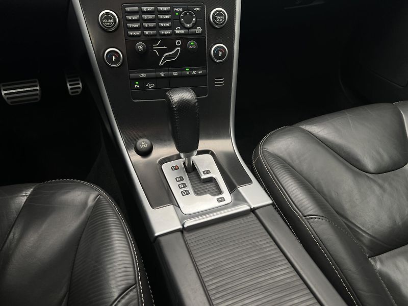 Volvo XC60 D5 AWD R-DESIGN AUT  - fotka 24 z 27