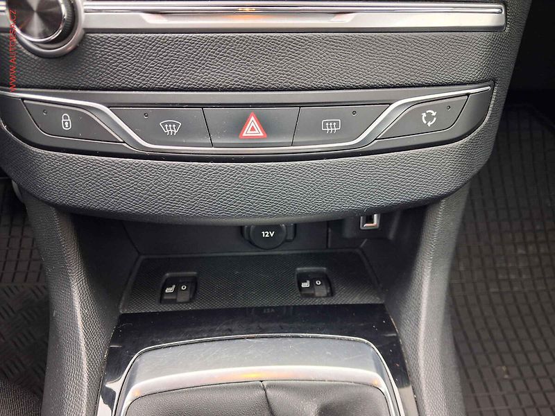 Peugeot 308 (2019) 1.2 PT, 1.maj,ČR, servis - fotka 12 z 17