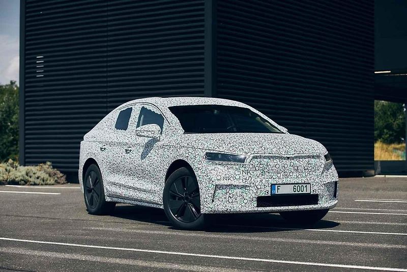 Vybraní motorističtí novináři již za sebou mají první testovací kilometry s Enyaqem iV Coupe