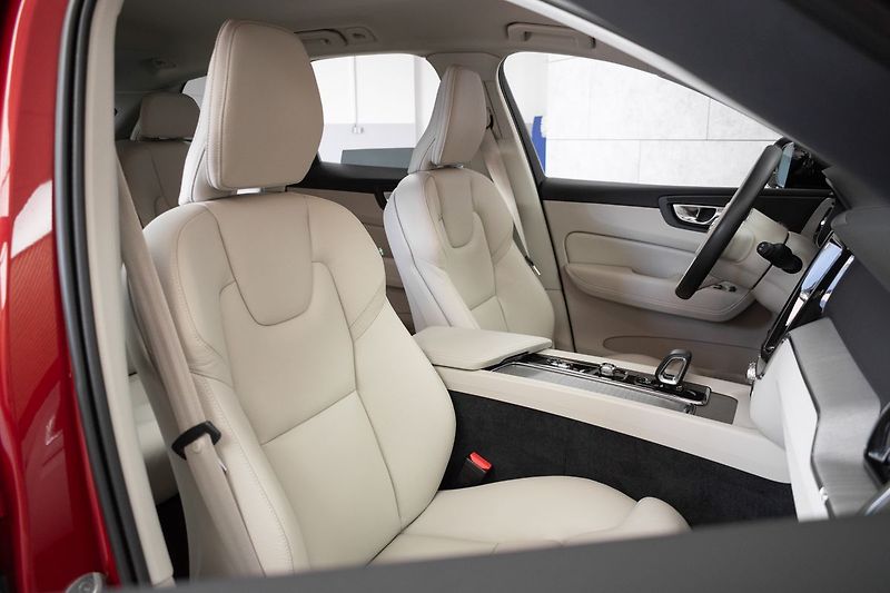 Volvo XC60 B5 184kW DARK PLUS*DPH*ČR 1.M* - fotka 12 z 39