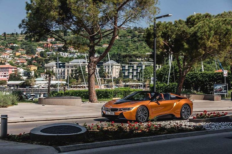 BMW i8 Roadster a M5.
