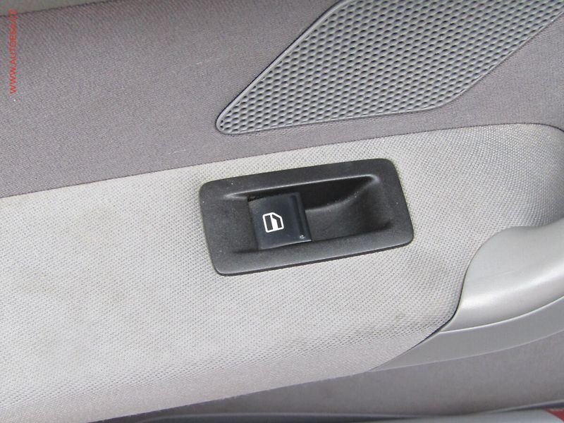 Volkswagen Touran (2006) 1.4TSi, autoAC, temp - fotka 12 z 15