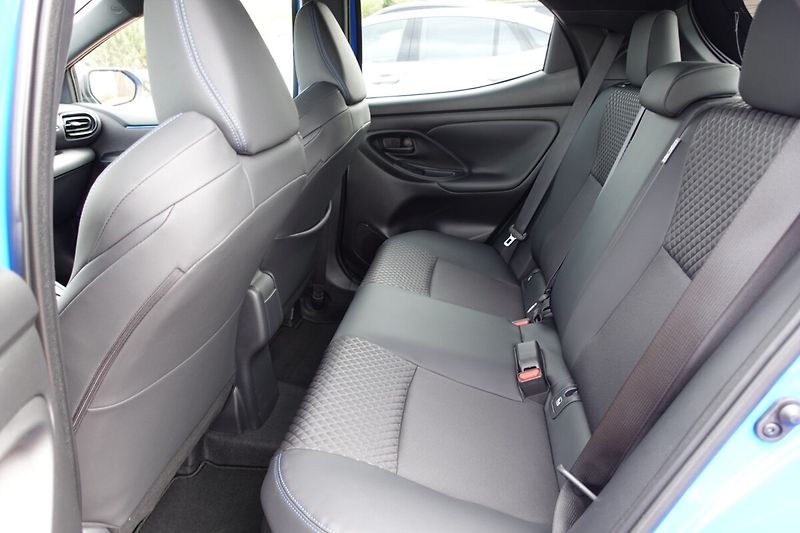 Toyota Yaris HSD Premiere Edition druhá sad - fotka 12 z 38