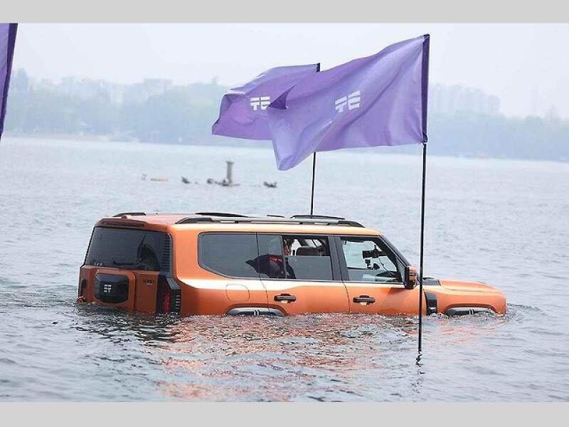 Čínský Jetour G700 Ark Edition dokáže i plavat.