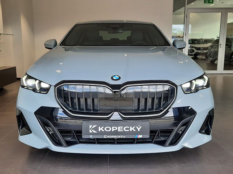 BMW Řada 5 (2025) 540d xDrive Sedan M Sport - fotka 2 z 17
