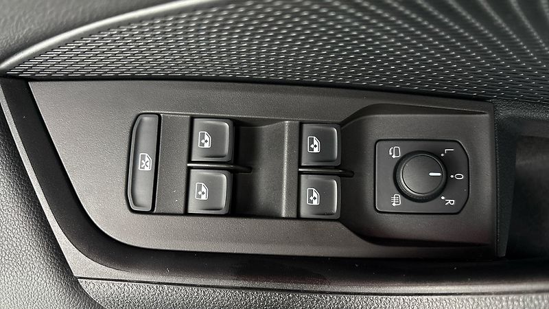 Škoda Octavia 2.0 TDI DSG 4x4 Scout Combi - fotka 25 z 33