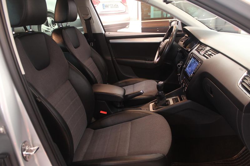 Škoda Octavia (2015) 1.6 TDI Navi Tažné Elegance - fotka 22 z 31