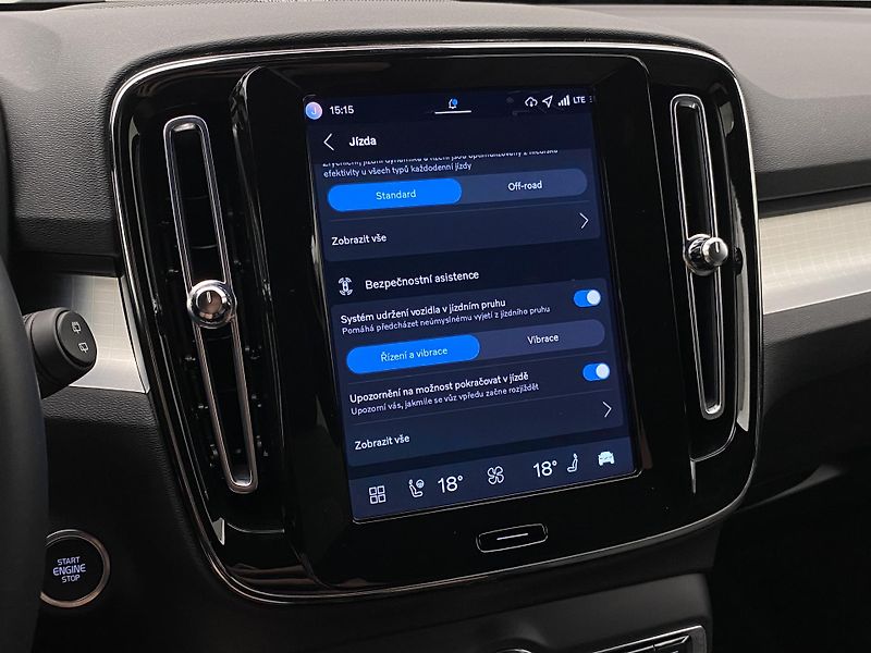Volvo XC40 B3 AUT DARK PLUS - fotka 47 z 62