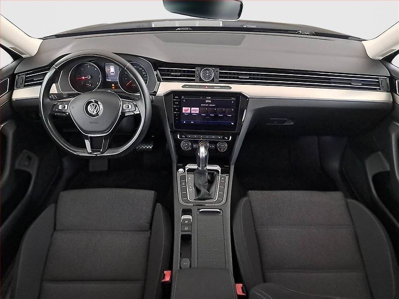 Volkswagen Passat (2018) 2.0 TDI, Automat, Navi - fotka 8 z 17