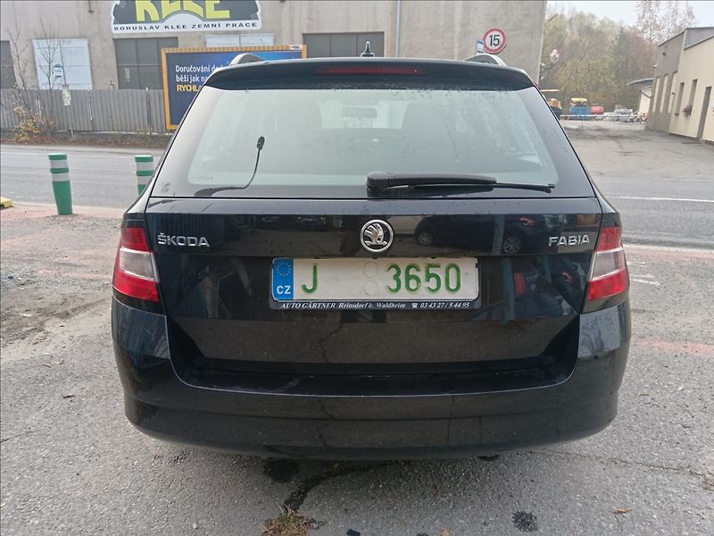 Škoda Fabia 1,0 MPi  Active - fotka 9 z 21