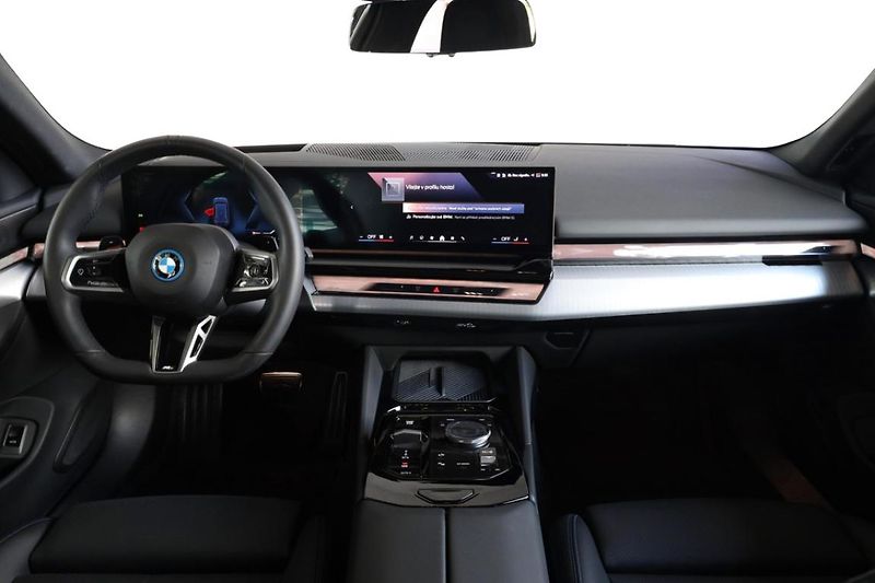 BMW Řada 5 550e xDrive Touring - fotka 5 z 32
