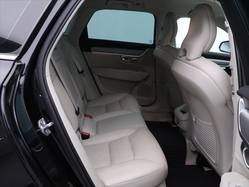 Volvo V90 2,0 D4 140kW Drive-E Momentum - fotka 13 z 29