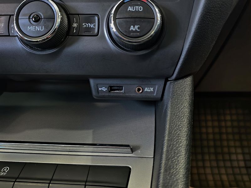 Škoda Octavia 1.4 TSi 110kW, PDC, TEMPOMAT  - fotka 19 z 22